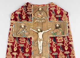 Kasel (Messgewand) mit Kreuzigung Christi Gewandstoff: um 1400, Stickerei: Frühes 16. Jahrhundert  Diözesane Sammlung L. Deinhardstein, L. Rastl