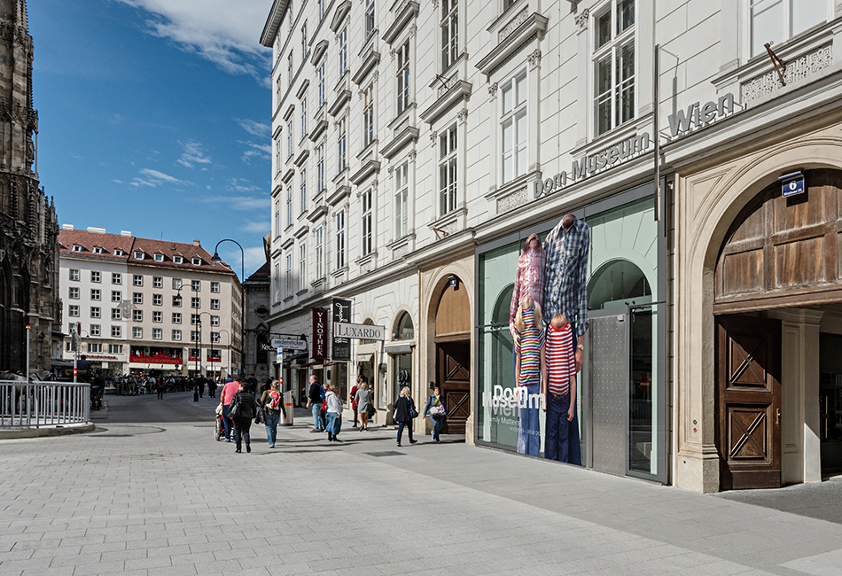 Die Fassade des Dom Museum Wien am Stephansplatz, mit dem Ausstellungssujet für "Family Matters" Originalfoto: Hertha Hurnaus