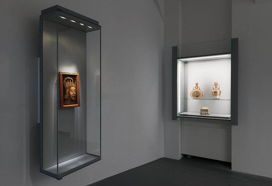 Das Porträt Rudolf IV. (14. Jh.), und zwei syrische Glasflaschen (13. Jh.) in der Schatzkammer des Dom Museum Wien. Foto: Lena Deinhardstein