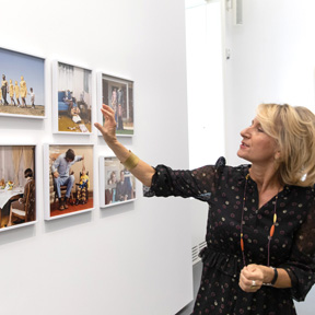 Johanna Schwanberg, Direktorin des Dom Museum Wien, bei einem Rundgang durch die Ausstellung 