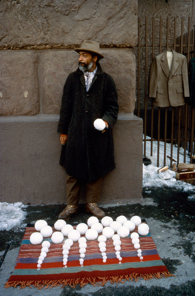 David Hammons, Bliz-aard Ball Sale, 1983.<br />
Courtesy Tilton Gallery, New York. Foto: Dawoud Bey.