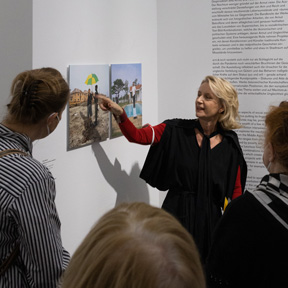 Johanna Schwanberg führt einen Rundgang durch die Ausstellung „arm & reich