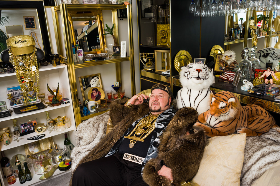 Lauren Greenfield, Limo Bob, 49, the self-proclaimed “Limo King,” in his Chicago office, 2008. Aus der Serie Generation Wealth, 1982/2017. Lauren Greenfield; Foto: Lauren Greenfield
