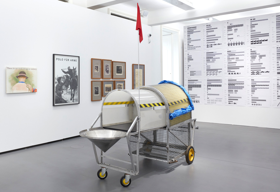 Krzysztof Wodiczko, Homeless Vehicle, 1988/89, 2013. MOCAK Collection, Ausstellungsansicht „arm & reich", Dom Museum Wien 2021. Foto: L. Deinhardstein