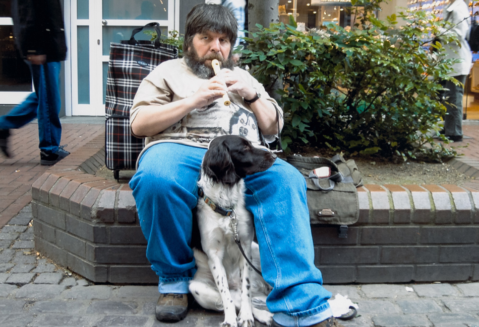 Thomas Struth und Obdachlose, Johannes Klein, aus der Serie Obdachlose fotografieren Passanten, 2004. fiftyfifty/Asphalt e. V. Foto: Thomas Struth