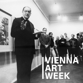 Monsignore Otto Mauer eröffnet eine Ausstellung von Jim Dine in der Galerie nächst St. Stephan, 1972. Foto: Johann Gürer