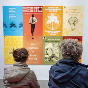 Besucher*innen der Ausstellung &bdquo;Alles in Arbeit", Foto: Marlene Fr&ouml;hlich, marlene.at