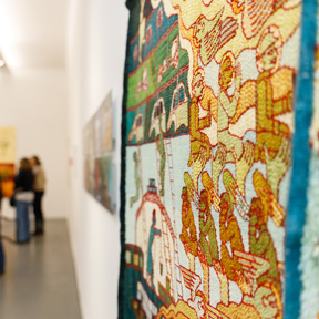 Ausstellungsansicht mit Tabitha Arnold, Sitdown, 2025. Dom Museum Wien, Otto Mauer Contemporary, Ankauf erm&ouml;glicht durch die Wiener St&auml;dtische Versicherung AG und den Wiener St&auml;dtische Versicherungsverein, Courtesy of the artist, Foto: eSeL.at - Hannah Mayr